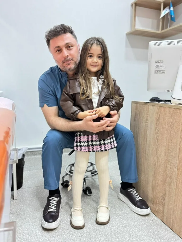 Fizioterapevt Ramazan Nəsirli uşaqla